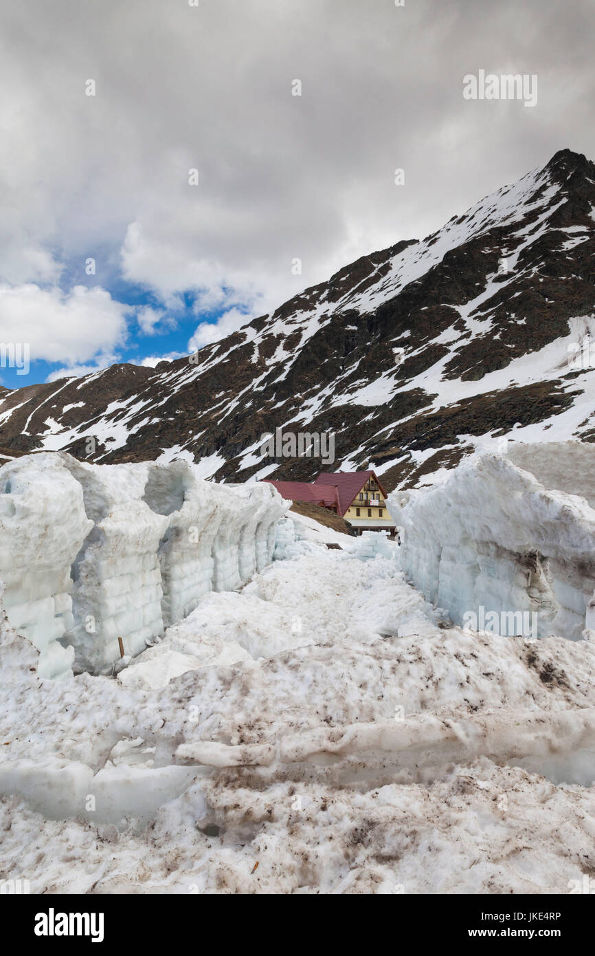 La Romania, Transilvania, la Transfagarasan Road, Romania i livelli più elevati di strada coperta di neve lago Balea Foto Stock