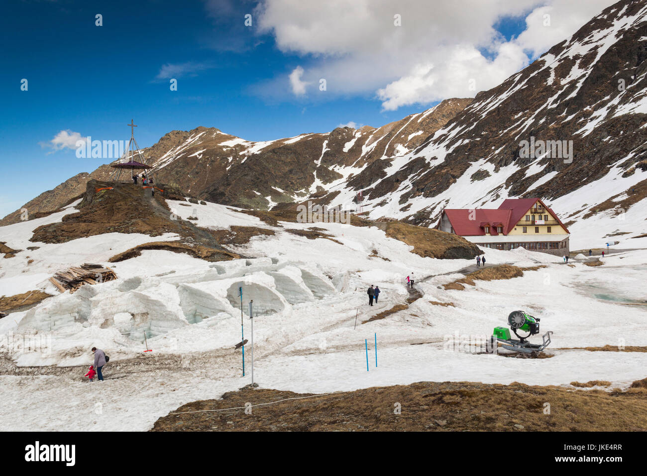 La Romania, Transilvania, la Transfagarasan Road, Romania i livelli più elevati di strada coperta di neve lago Balea Foto Stock