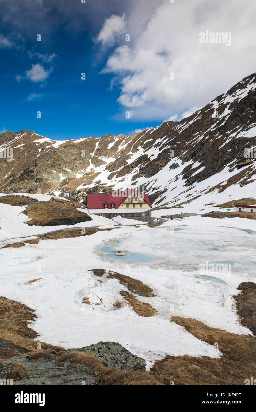La Romania, Transilvania, la Transfagarasan Road, Romania i livelli più elevati di strada coperta di neve lago Balea Foto Stock