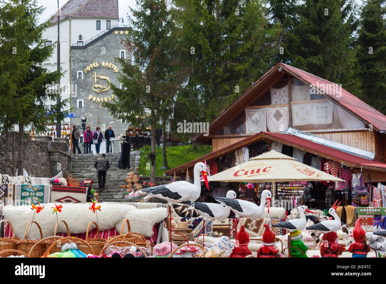La Romania, Transilvania, Tihuta Pass, Hotel Castel Dracula, mercato di souvenir Foto Stock