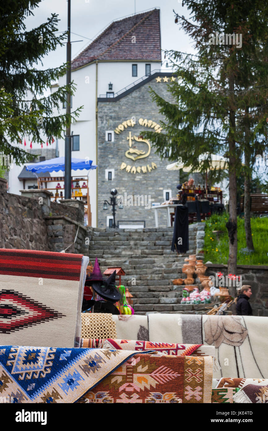 La Romania, Transilvania, Tihuta Pass, Hotel Castel Dracula, mercato di souvenir Foto Stock