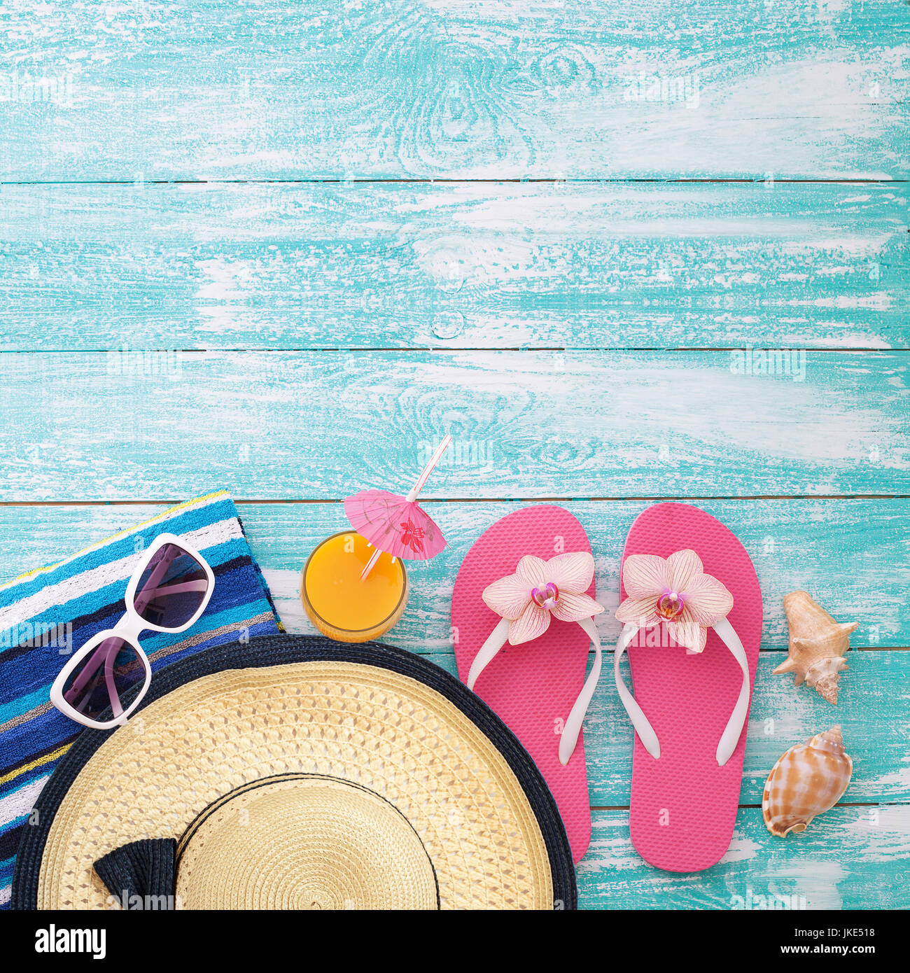 Estate Tempo di divertimento e di accessori di estate vicino sul blu sullo sfondo di legno. Mock up Foto Stock