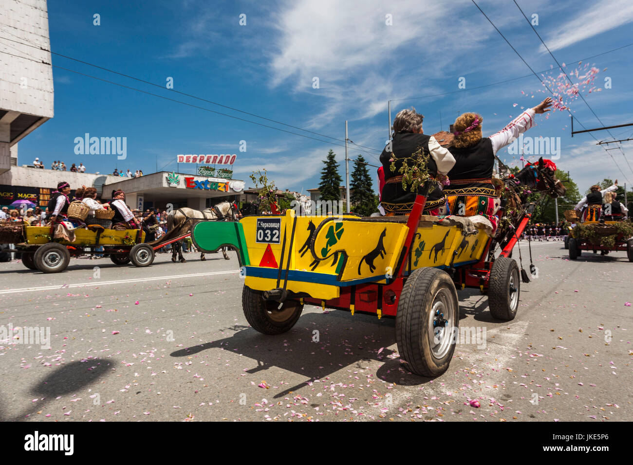 La Bulgaria, centrale Monti, Kazanlak, Kazanlak Rose Festival, citta' produce il 60% di tutto il mondo di olio di rose, Rose Parade, persone in a cavalli carri di rose, NR Foto Stock