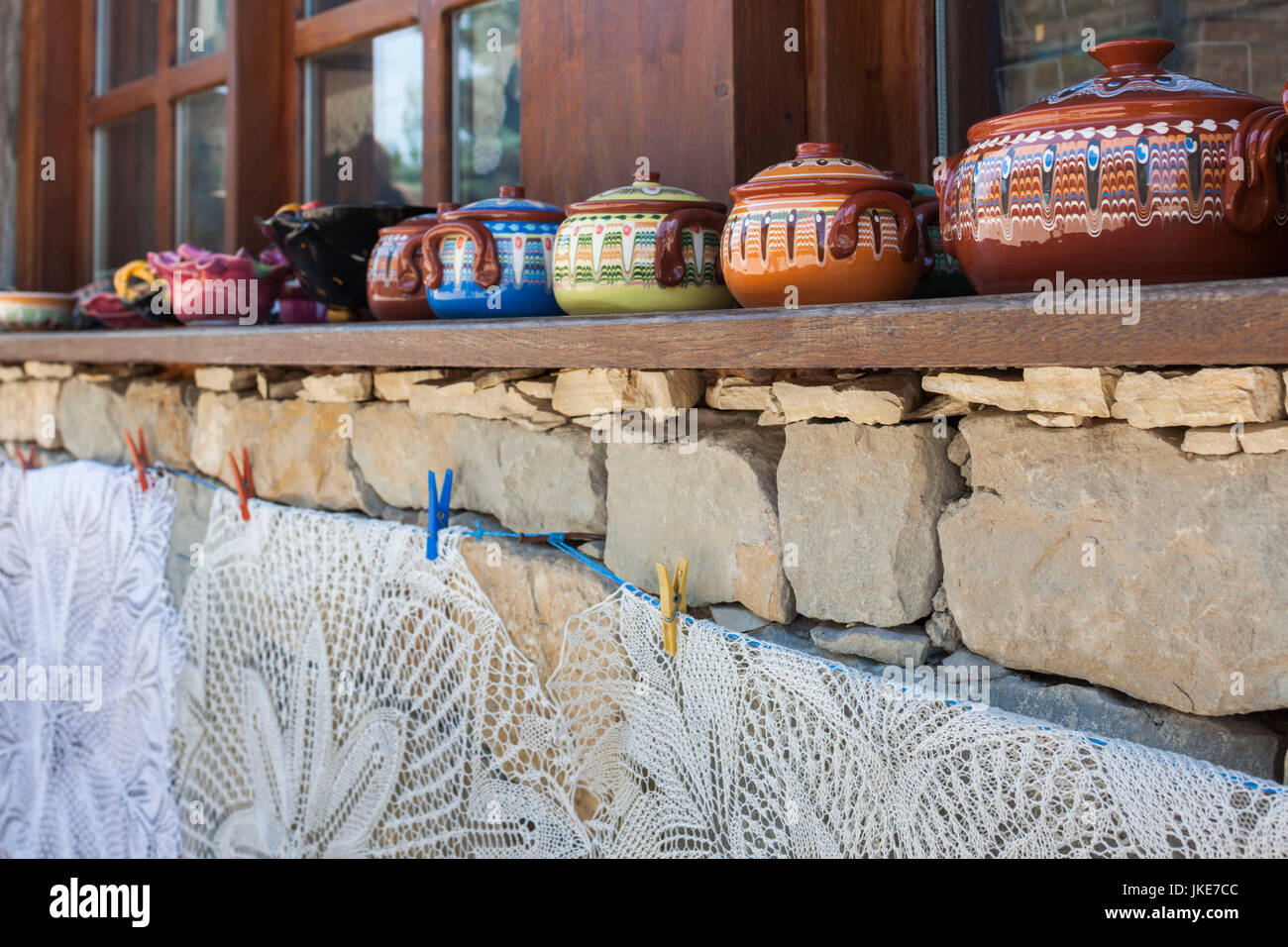 La Bulgaria, centrale Monti, Veliko Tarnovo-zona, Arbanasi, souvenir di ceramica e di ricamo Foto Stock