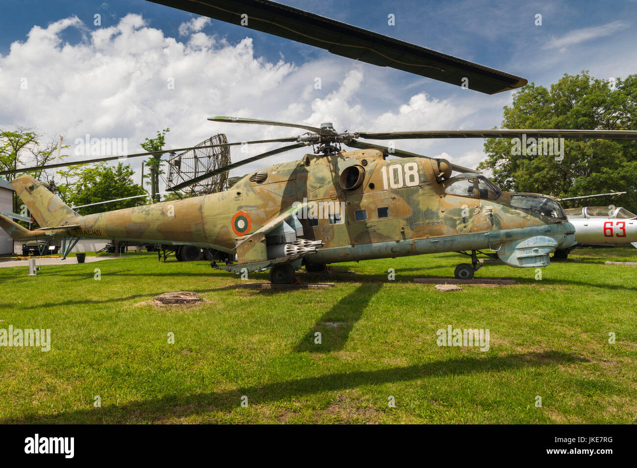 La Bulgaria, Sofia, Parco all'aperto dal Museo Nazionale di Storia Militare, dell'epoca sovietica, Mi-24 d/b elicottero gunship, nato il nome, "Hind' Foto Stock