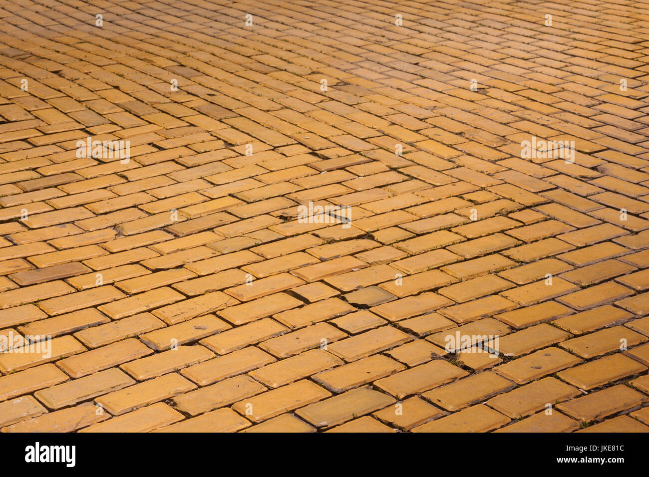 La Bulgaria, Sofia, Ploshtad Narodno Sabranie Square, Golden mattoni di pavimentazione strade del centro, realizzato da golden argilla, un mattone giallo Road Foto Stock