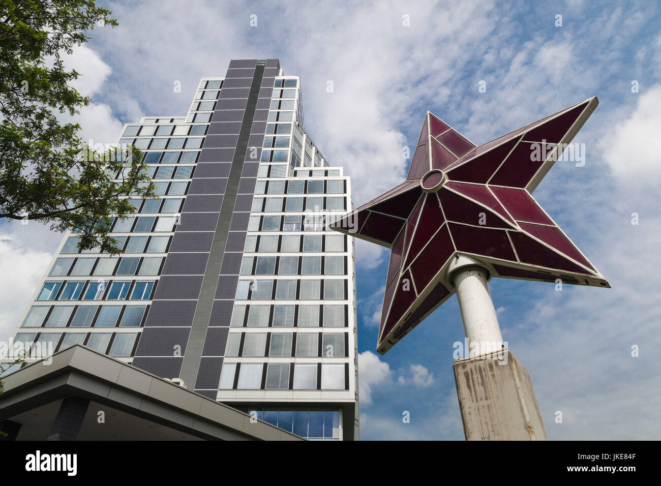 La Bulgaria, Sofia, parco delle sculture di arte socialista, gigante stella rossa precedentemente in cima al partito comunista bulgaro edificio Foto Stock