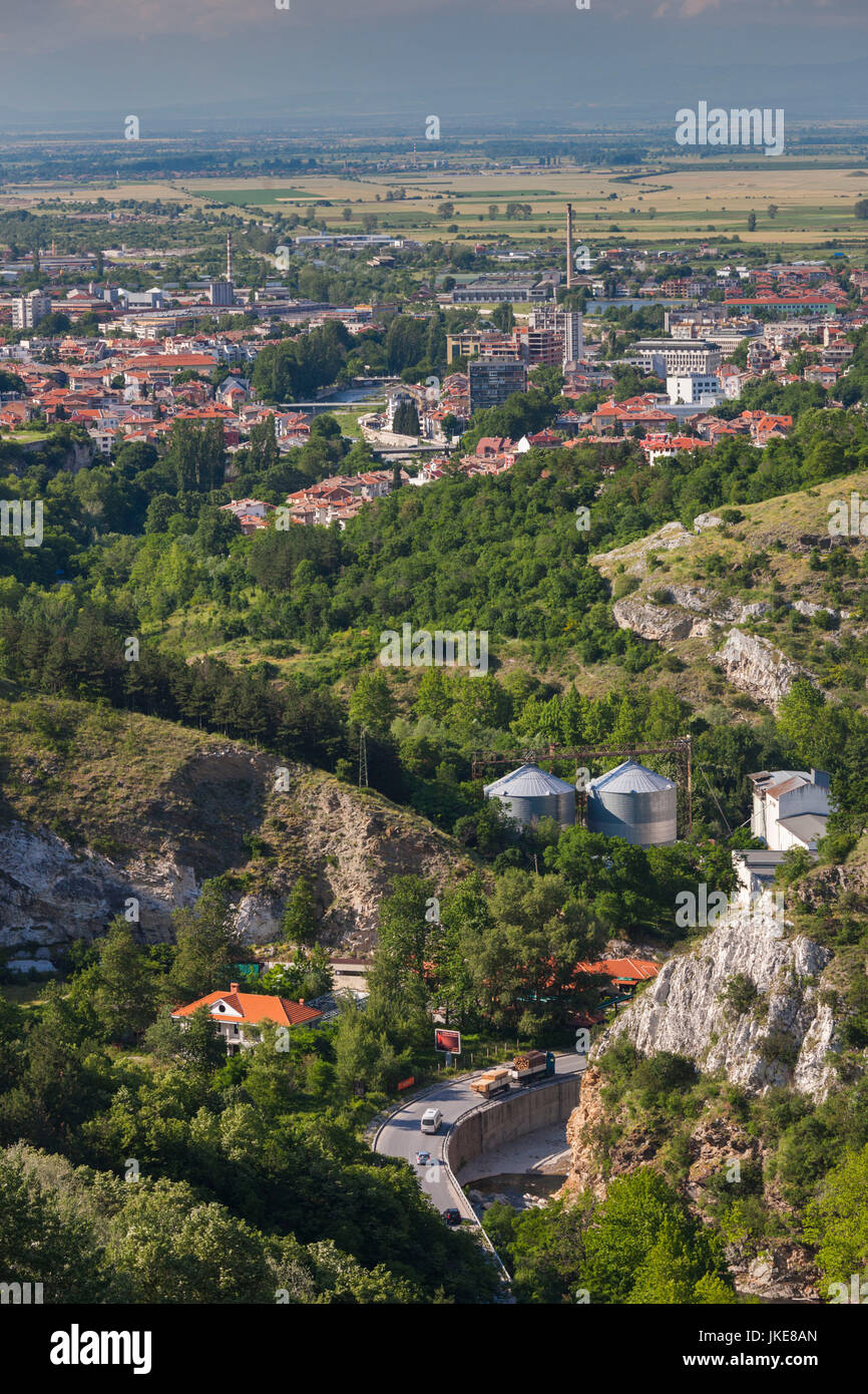 La Bulgaria, montagne meridionali, Asenovgrad sopraelevata, vista città Foto Stock
