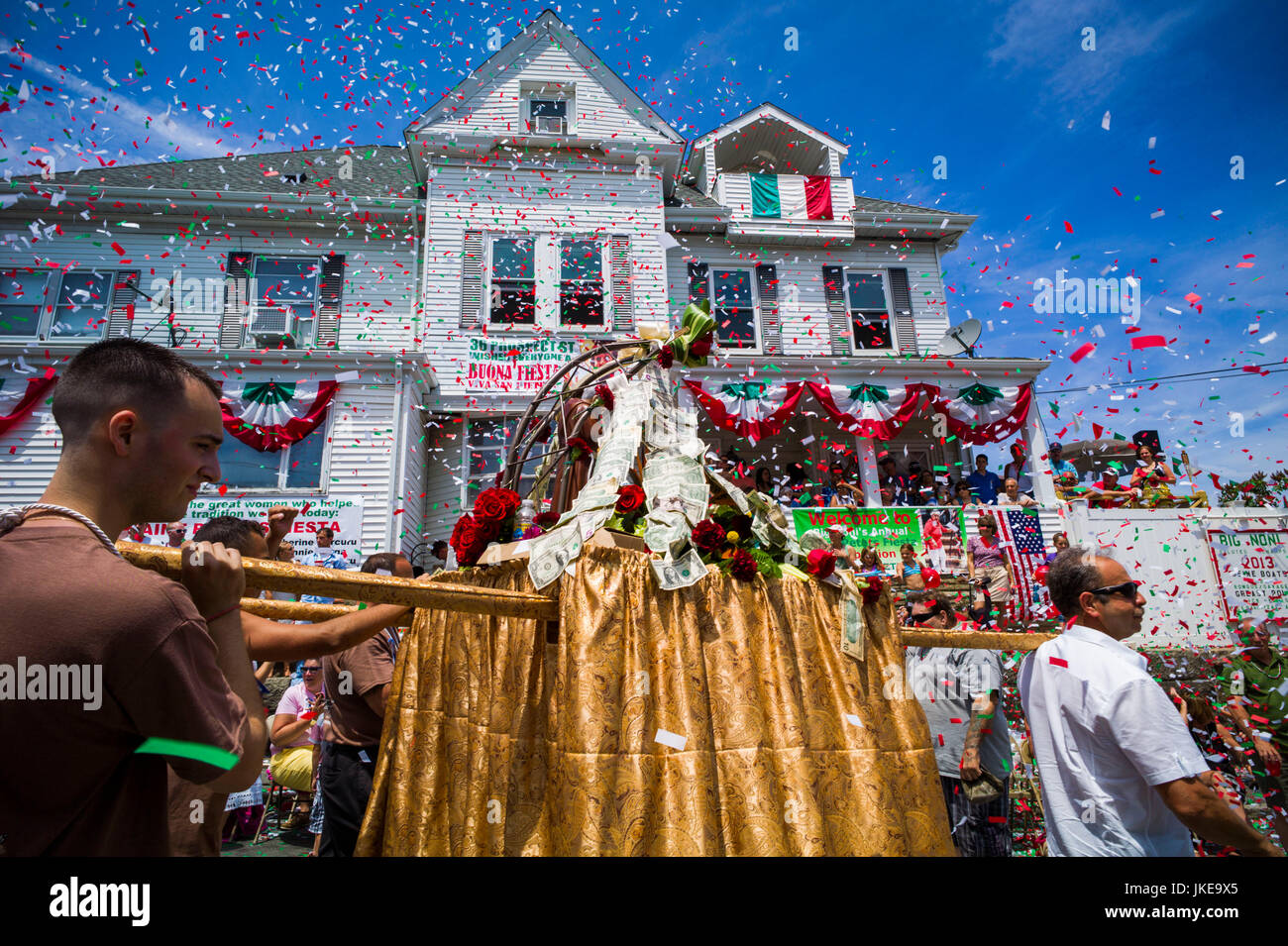 Stati Uniti d'America, Massachusetts, Cape Ann, Gloucester, San Pietro Fiesta, Festival per onorare il santo patrono dei pescatori, l'America la più antica Seaport, gli uomini che trasportano San Pietro statua Foto Stock