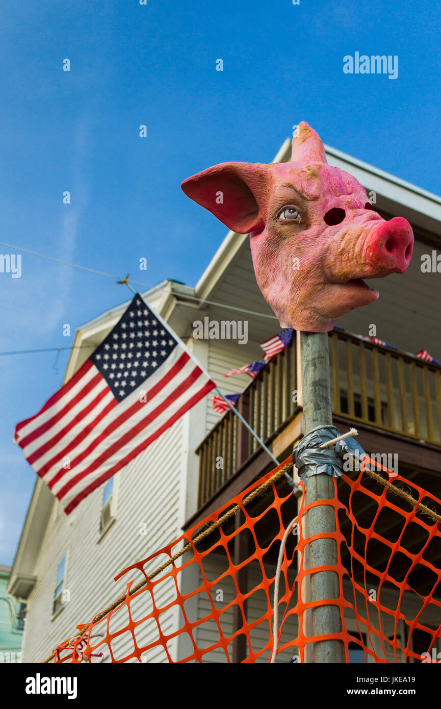 Stati Uniti d'America, Massachusetts, Cape Ann, Gloucester, San Pietro Fiesta, Festival per onorare il santo patrono dei pescatori, l'America la più antica Seaport, maschera di maiale e noi bandiera Foto Stock