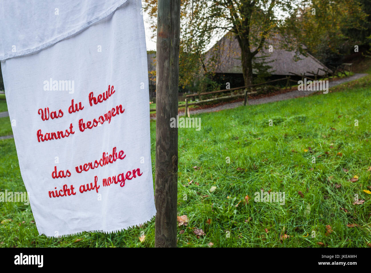 Germania Baden-Wuerttemberg, Foresta Nera, Haslach im Kinzigtal, Blackforest Outdoor Farm Museum, asciugamani con proverbi Foto Stock