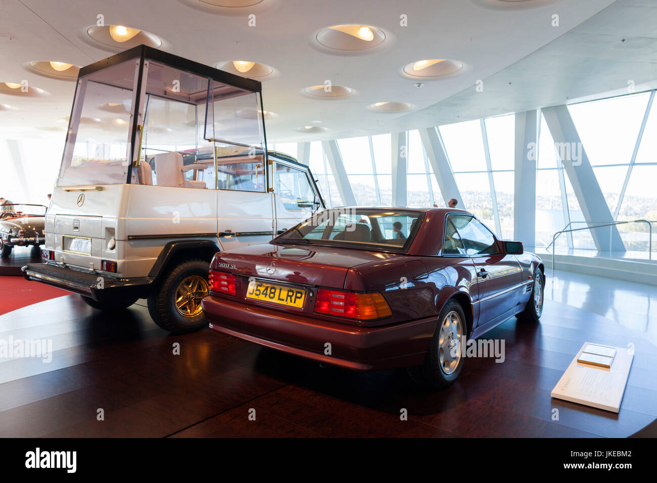 Germania Baden-Wuerttemberg, Stuttgart - Untertuerkheim, Museo della Mercedes-Benz edificio, Mercedes papa-mobile e 500SL roadster una volta posseduto dalla Principessa Diana di Inghilterra Foto Stock