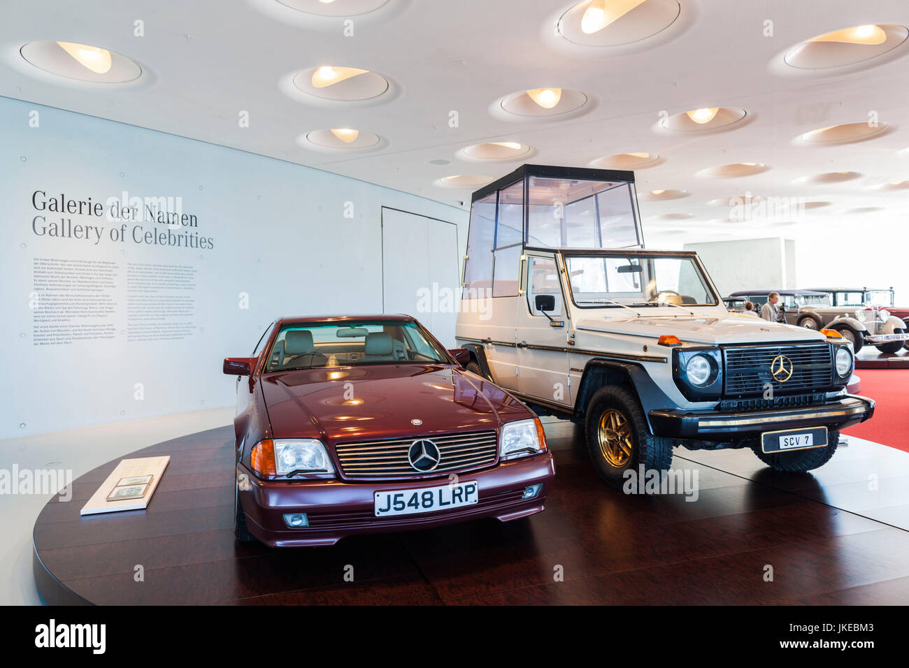 Germania Baden-Wuerttemberg, Stuttgart - Untertuerkheim, Museo della Mercedes-Benz edificio, Mercedes papa-mobile e roadster una volta posseduto dalla Principessa Diana di Inghilterra Foto Stock