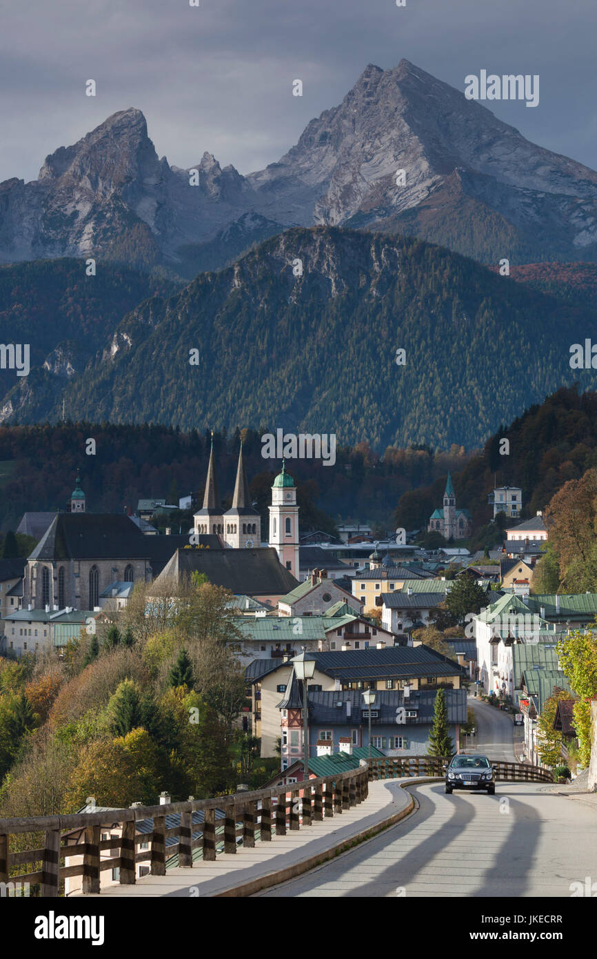 In Germania, in Baviera, Berchtesgaden, elevati vista città con il Watzmann Mountain (el. 2713 metri) Foto Stock