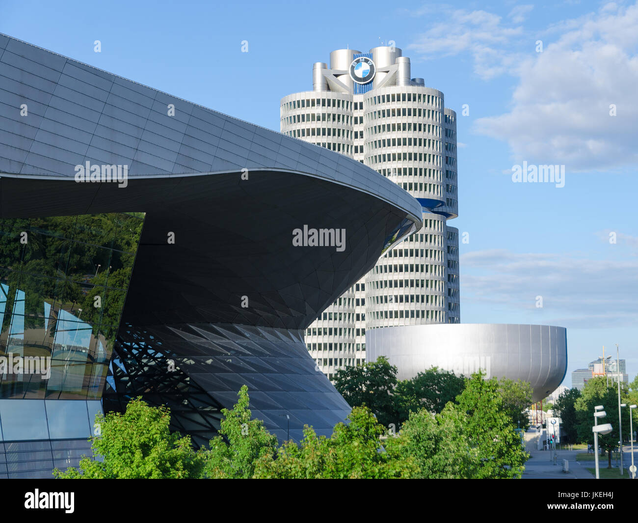 Monaco di Baviera, Germania - 15 Luglio 2017: Nuova sede BMW edificio moderno a quattro cilindri con tower museum e al centro esposizioni Foto Stock