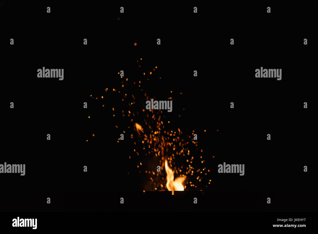 Scintille firecamp oltre il cielo notturno Foto Stock