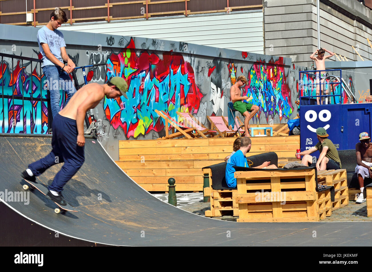 Bruxelles, Belgio. Rue Baron Horta open air gallery - parte del Le Mur schema di Bruxelles. Lo skateboard e una piccola piscina Foto Stock