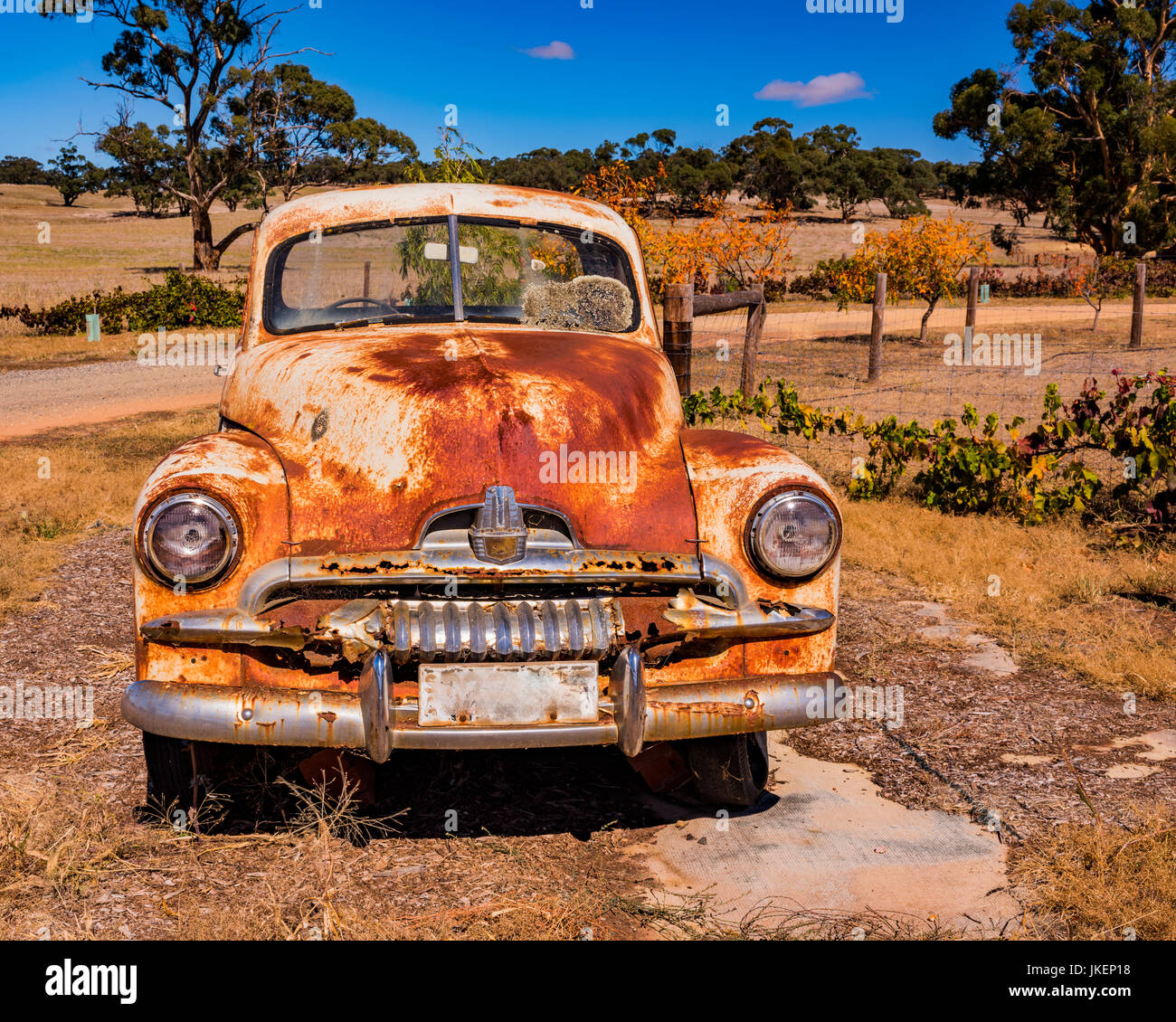 Vecchia auto abbandonate arrugginimento lontano in Sud Australia Foto Stock