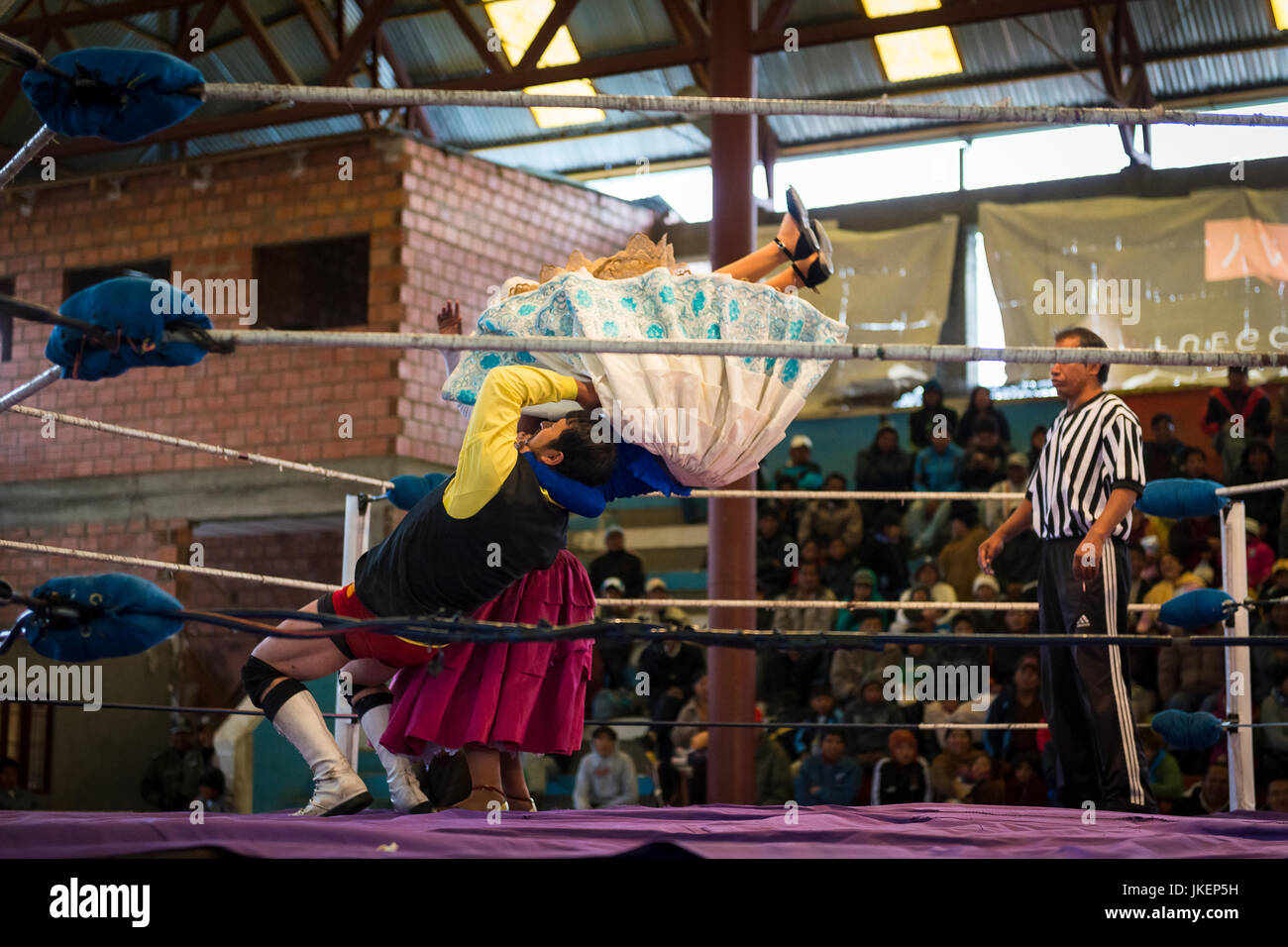El Alto, Bolivia - 8 Dicembre 2013: Cholita lottatori durante un wrestling lotta nella città di El Alto, Bolivia. I combattimenti Cholitas sono un gruppo di Foto Stock