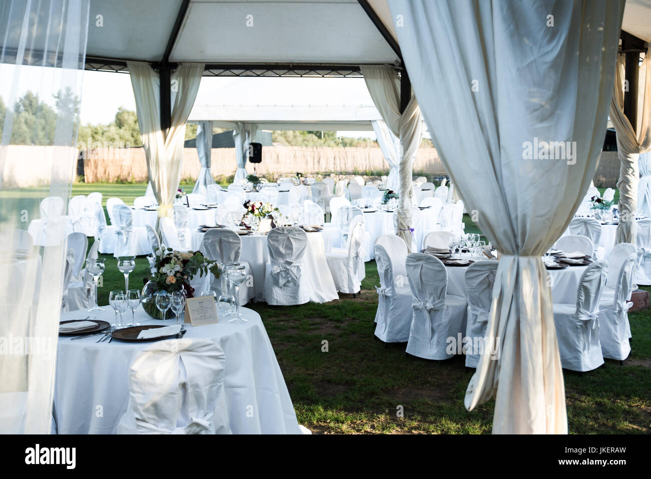 Decorazioni per matrimoni e una fetta di torta Foto Stock