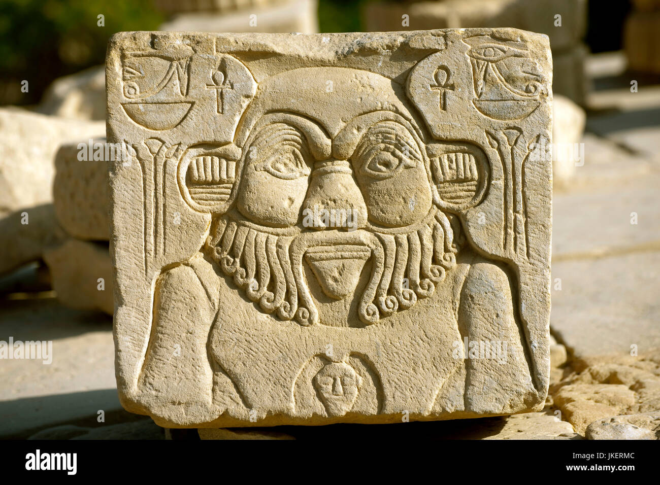 Ägypten, Assuan, Insel Agilkia, Steinskulptur mit dem Konterfei des Gottes Bes Foto Stock