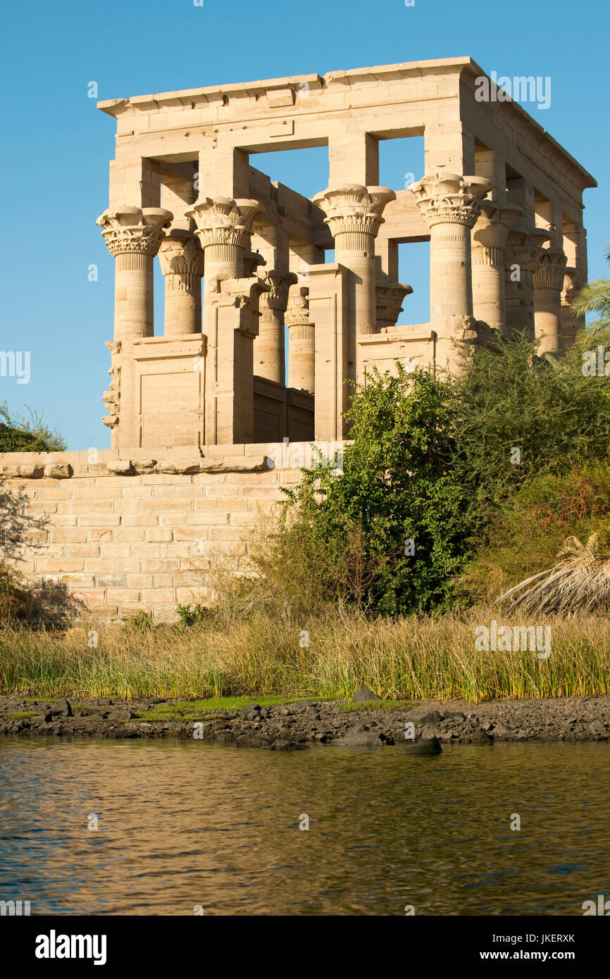 Ägypten, Assuan, Tempelanlage rekonstruierte von Philae auf der Insel Agilkia, chiosco des Kaiser Augustus (auch Trajanskiosk) Foto Stock