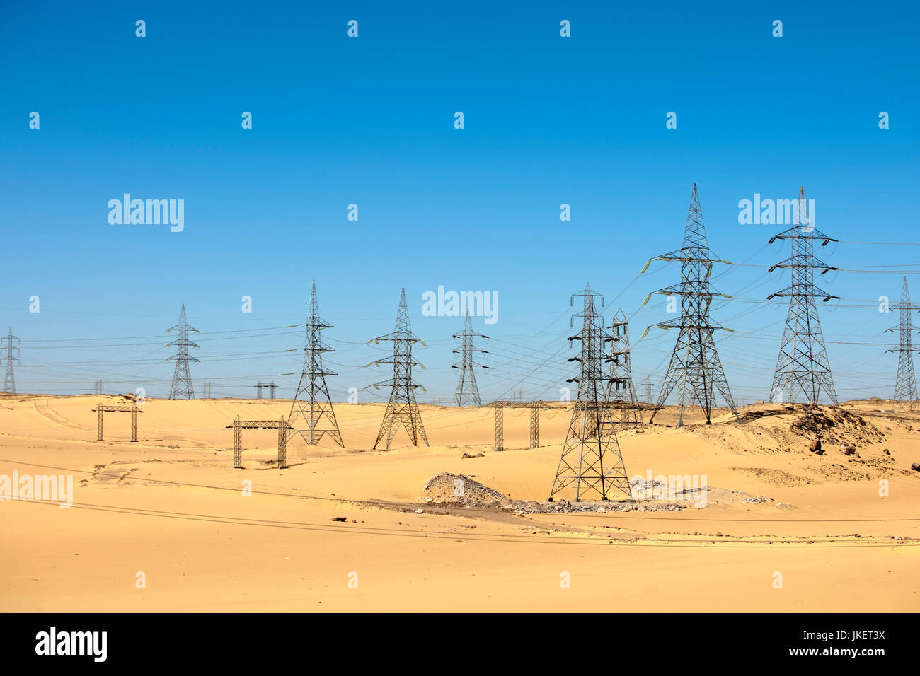 Aegypten ha, Assuan, Hochspannungsleitungen in der Wüste am Assuan-Staudamm Foto Stock