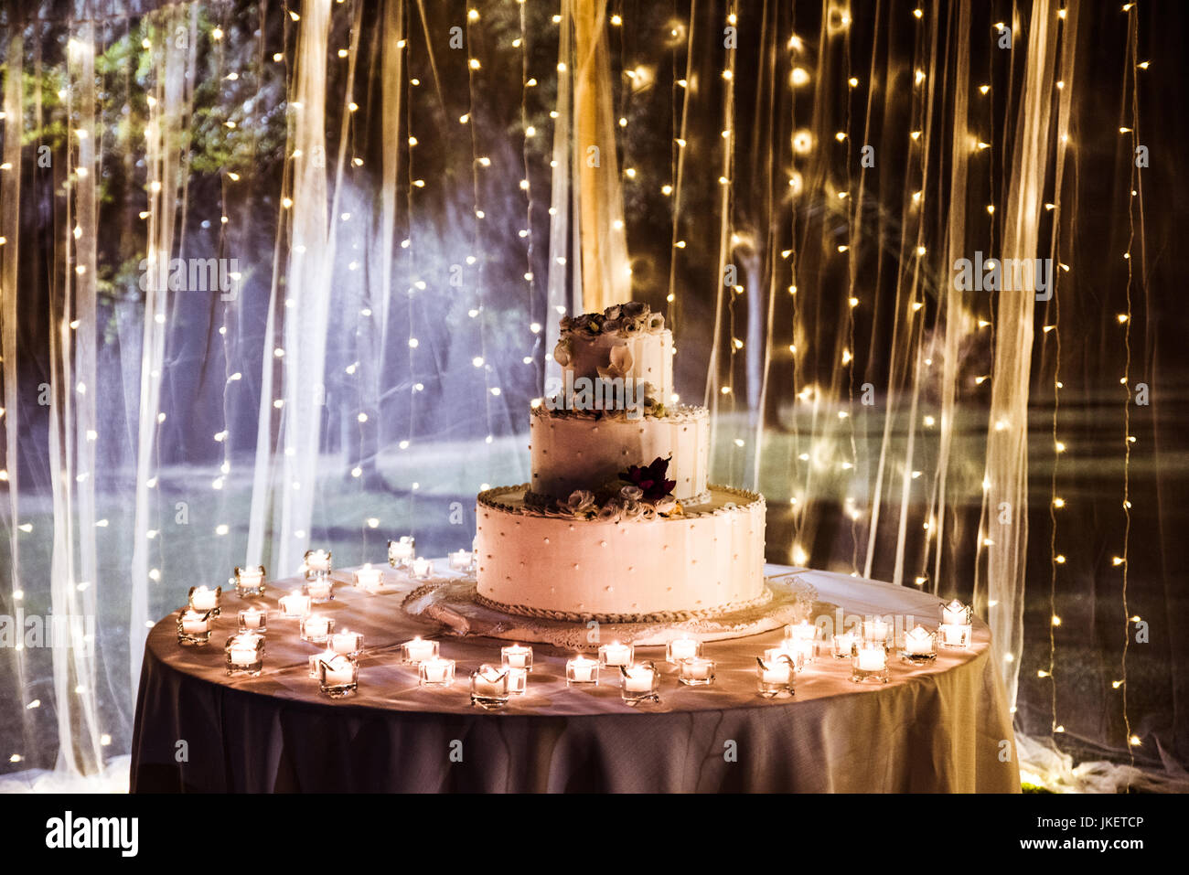 Decorazioni per matrimoni e una fetta di torta Foto Stock