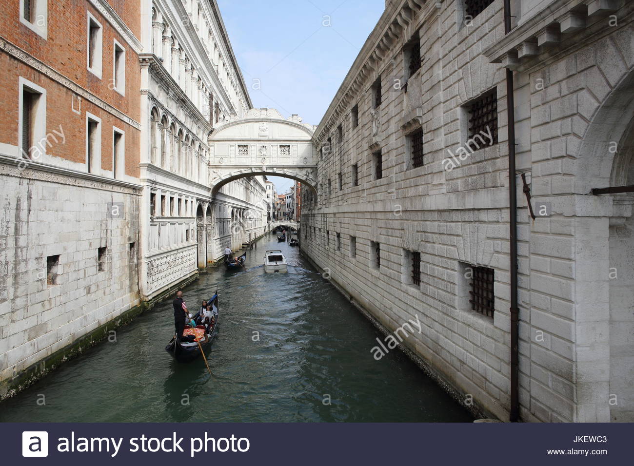 Gondols su un canale di Venezia Italia su una bella mattina di traffico leggero Foto Stock