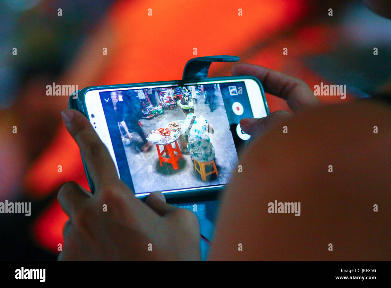 Scattare foto con una fotocamera del cellulare Foto Stock