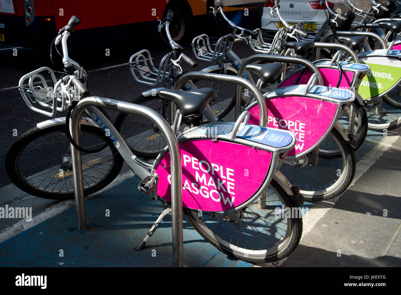 La Scozia. Glasgow. Le biciclette a noleggio con slogan "persone fare Glasgow". Foto Stock