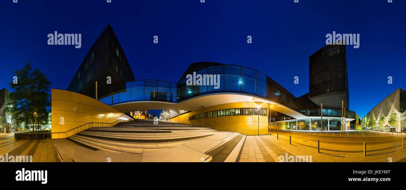 Il panorama a 360 gradi della moderna architettura di vetro con ponti che attraversano una strada e una scala nel centro di Aquisgrana, Germania con night blue sky. Foto Stock