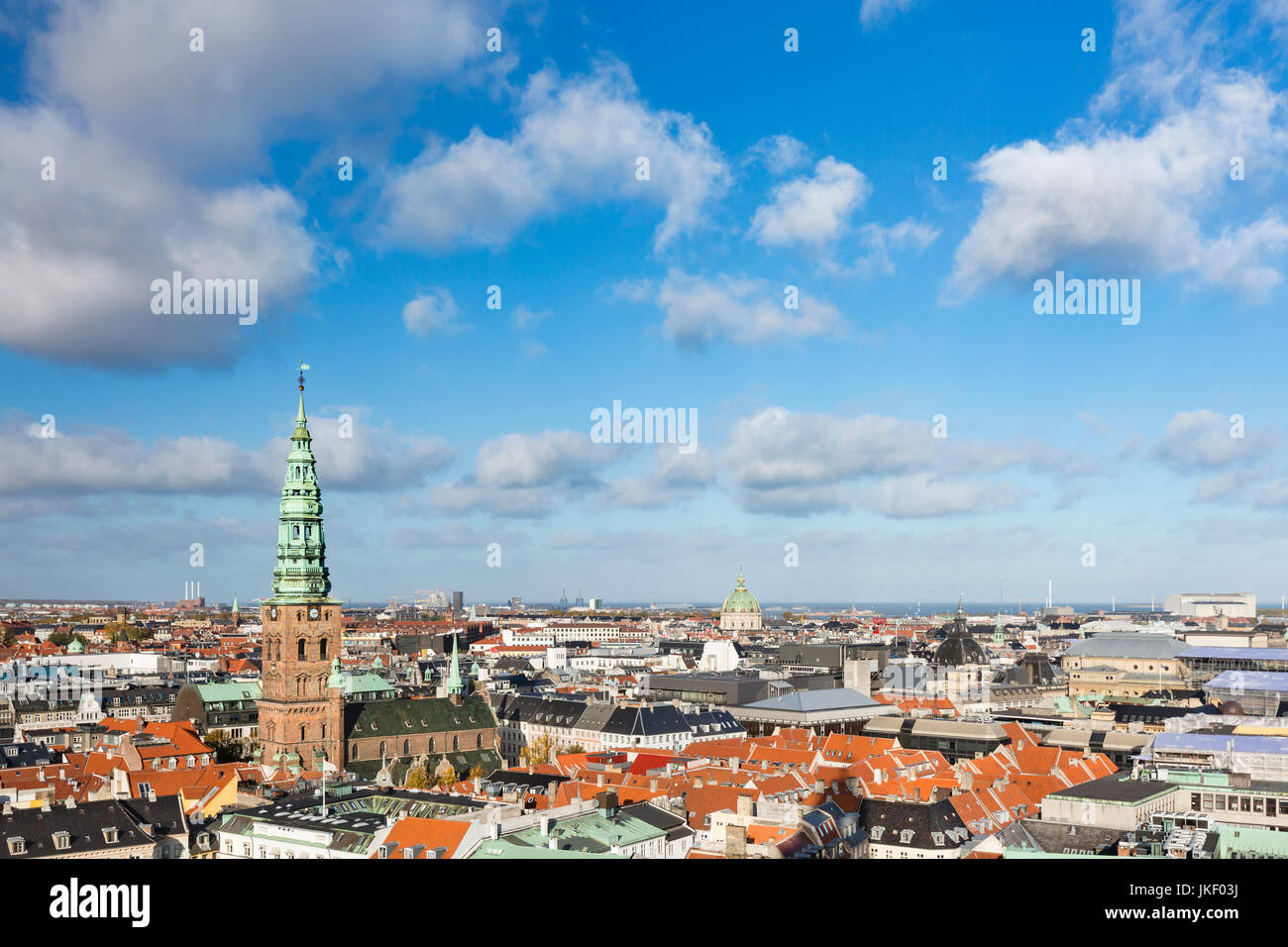 Vista sul centro di Copenhagen, in Danimarca con il Nikolaj chiesa a sinistra e la cupola di Frederik la chiesa nel centro. Foto Stock