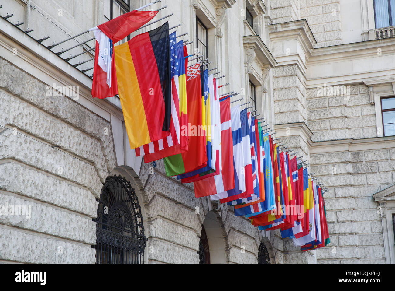 Set internazionale delle bandiere sul palazzo di Hofburg. Vienna, Austria Foto Stock