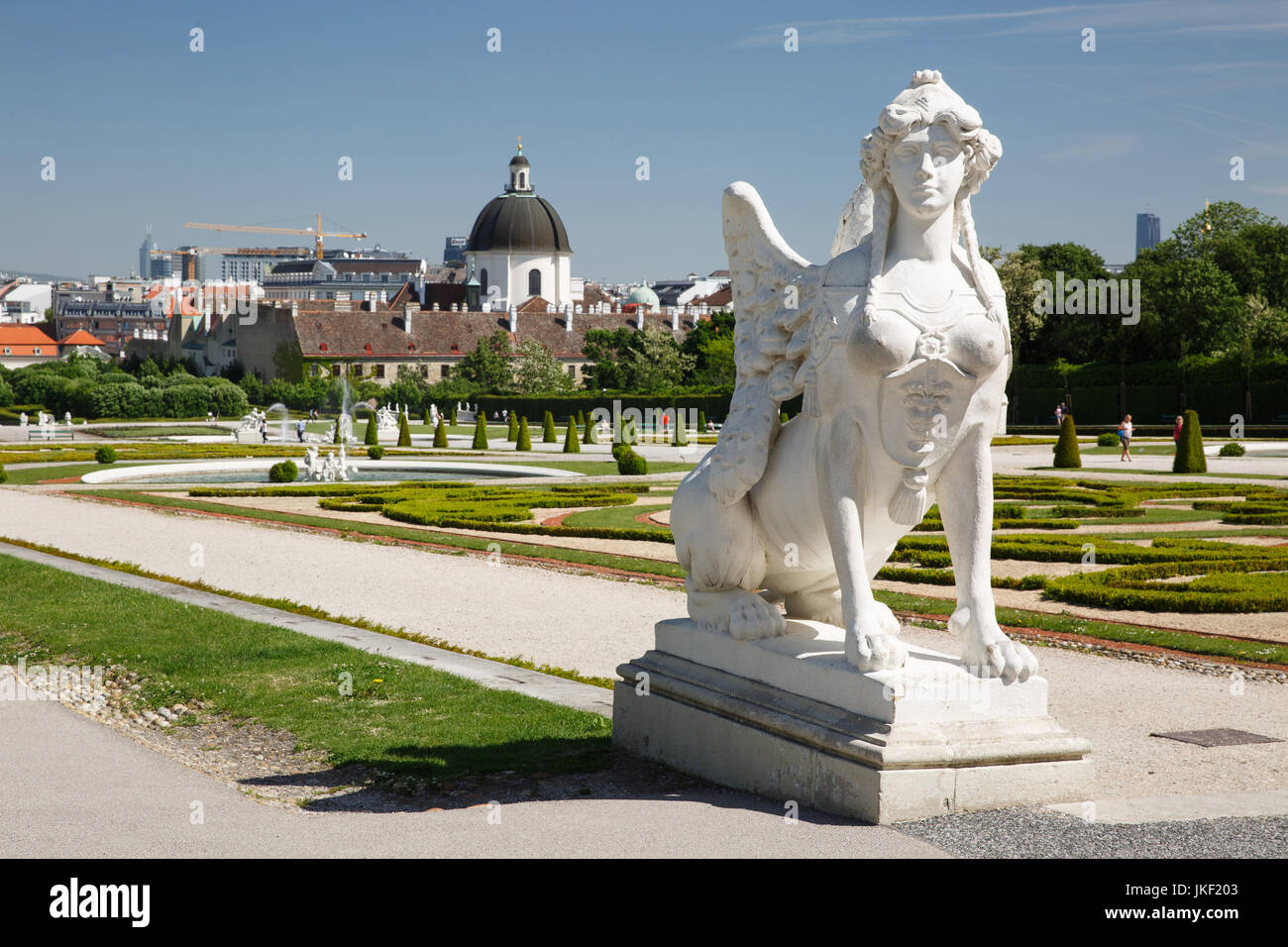 Sphinx scultura su vicolo nel giardino della parte superiore del Palazzo del Belvedere di Vienna. Austria Foto Stock