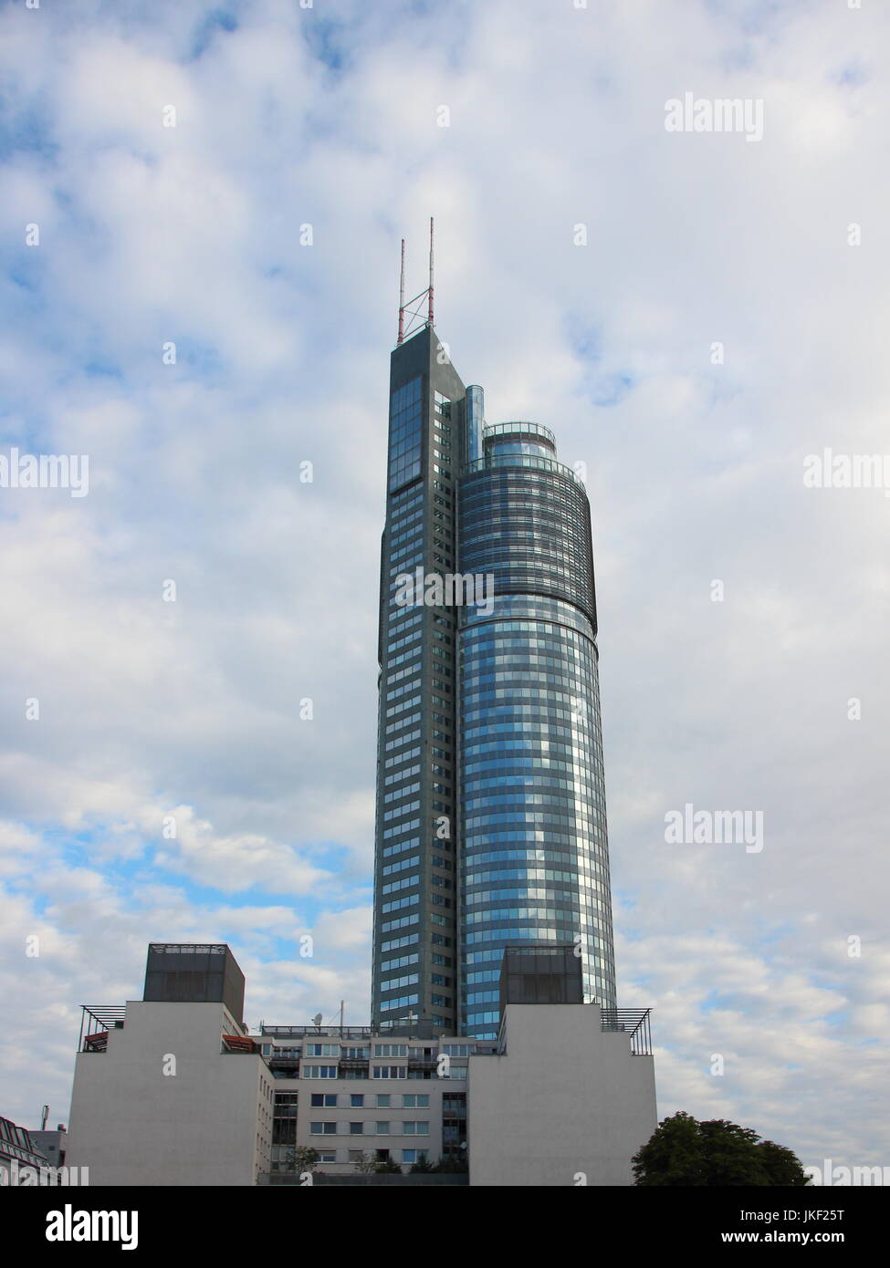 Vienna Millenium Tower architettura moderna in condizioni di luce diurna in parte offuscato Foto Stock