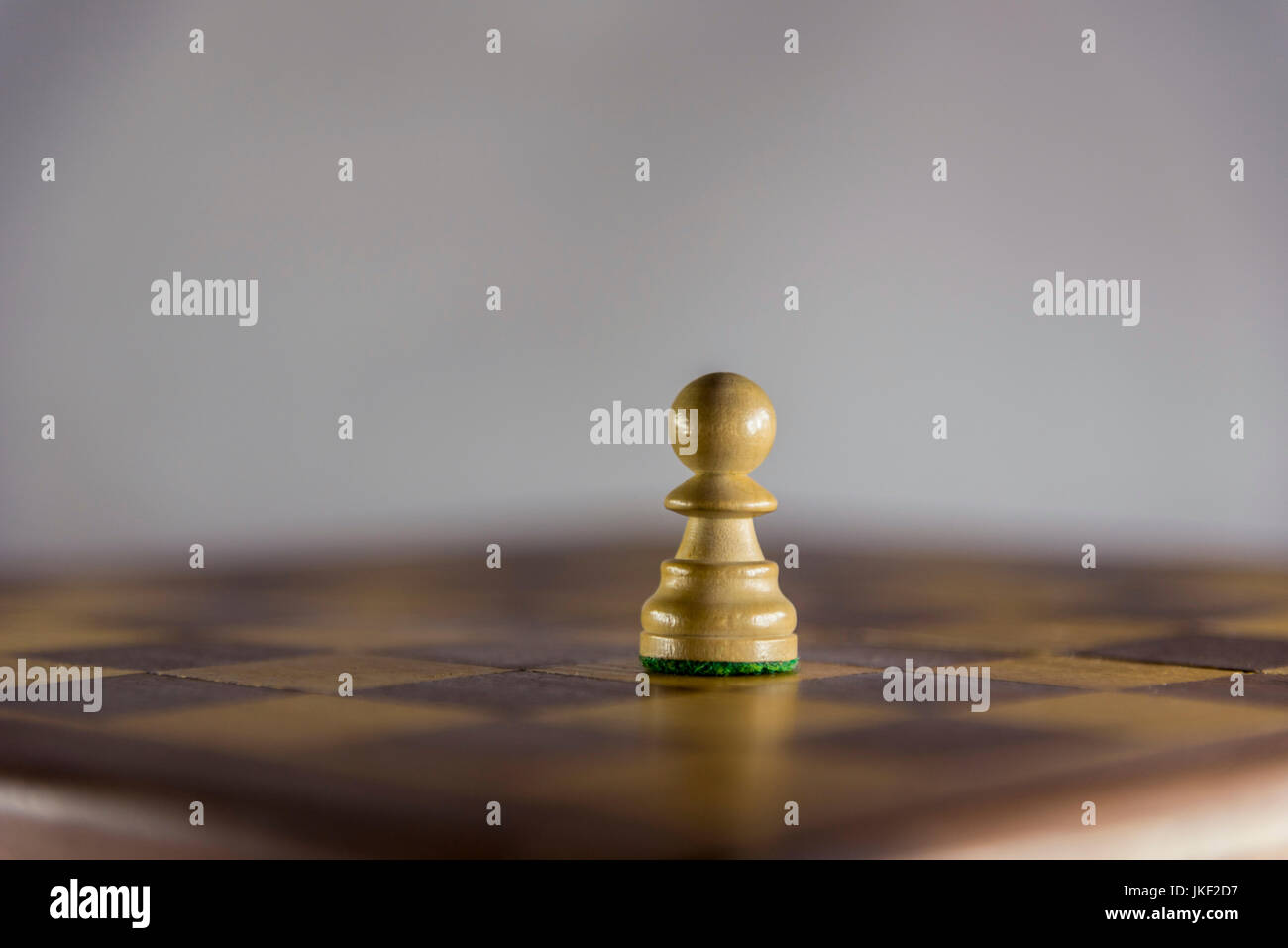 Partita scacchi a personaggi viventi o pezzi di scacchi con sfondo bianco Foto Stock