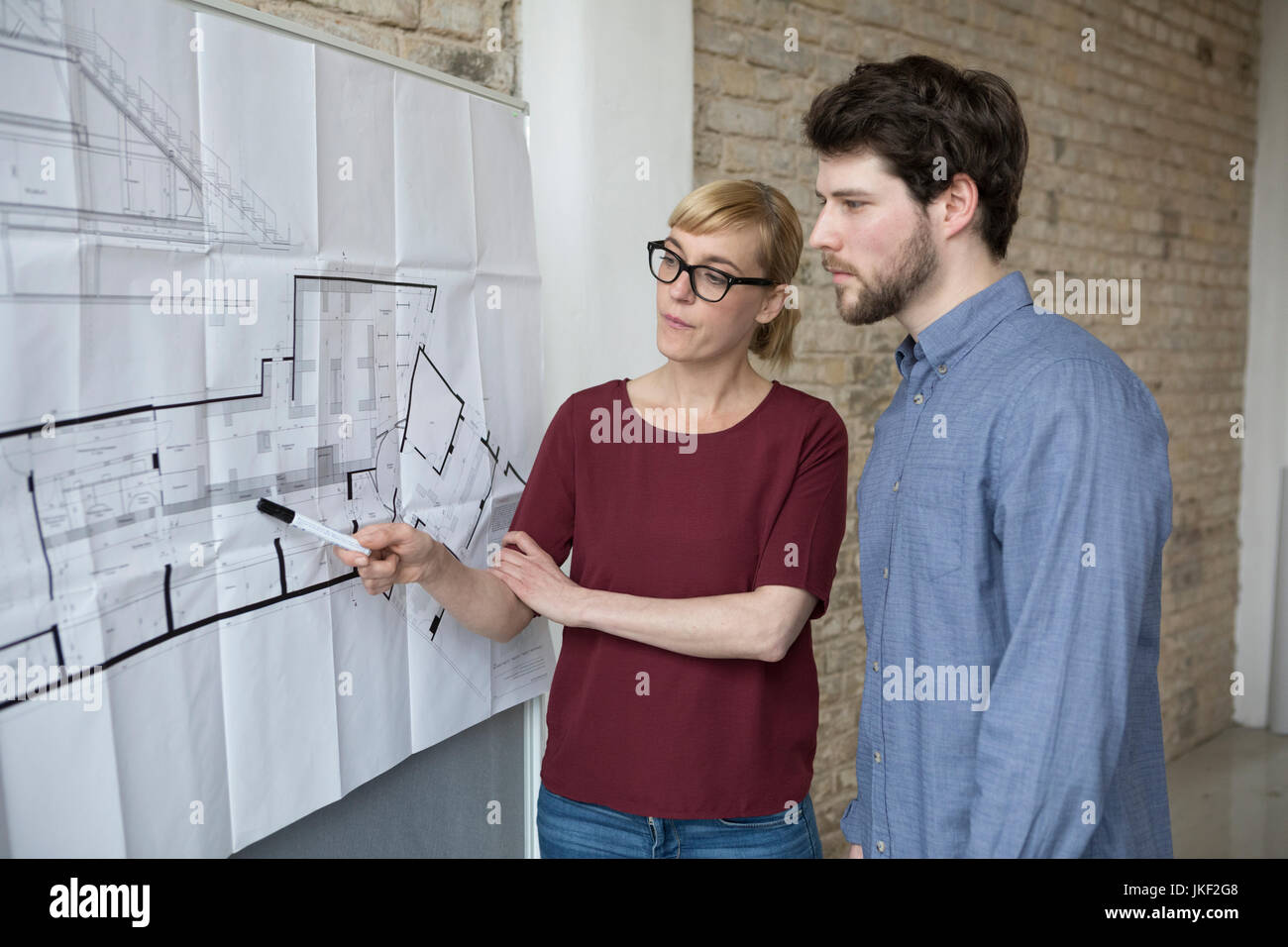 Imprenditrice che illustra il nuovo progetto per la giovane collega Foto Stock