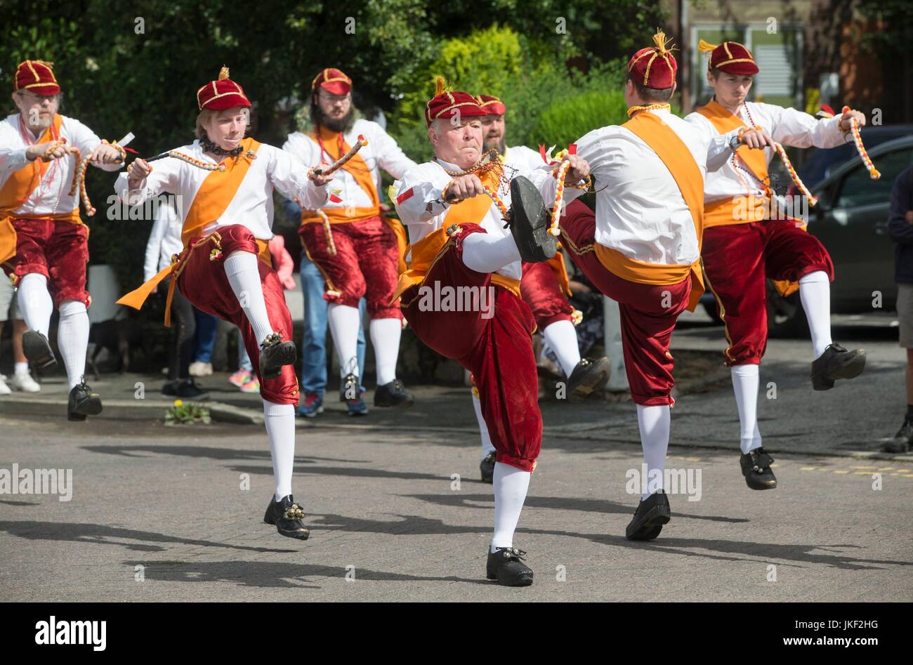 Morris i ballerini di prendere parte al Festival Rushbearing, che risale al X secolo D.C. in Littleborough vicino a Manchester. Foto Stock