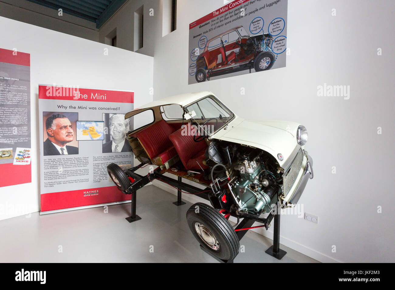 Un Morris Mini tagliato a metà per rivelare la sua costruzione rivoluzionaria nel Haynes International Motor Museum, Sparkford, Somerset, Inghilterra, Regno Unito Foto Stock