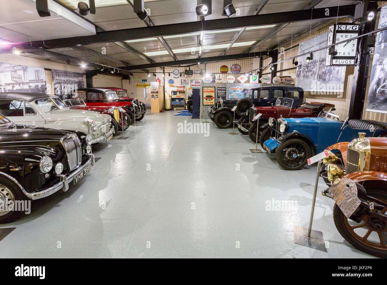 Una replica di un vintage Morris Garage in Haynes International Motor Museum, Sparkford, Somerset, Inghilterra, Regno Unito Foto Stock