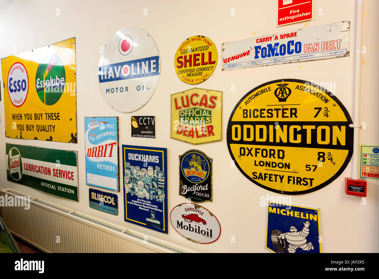 Smalto Vintage motoring segni di un'era andata in Haynes International Motor Museum, Sparkford, Somerset, Inghilterra, Regno Unito Foto Stock