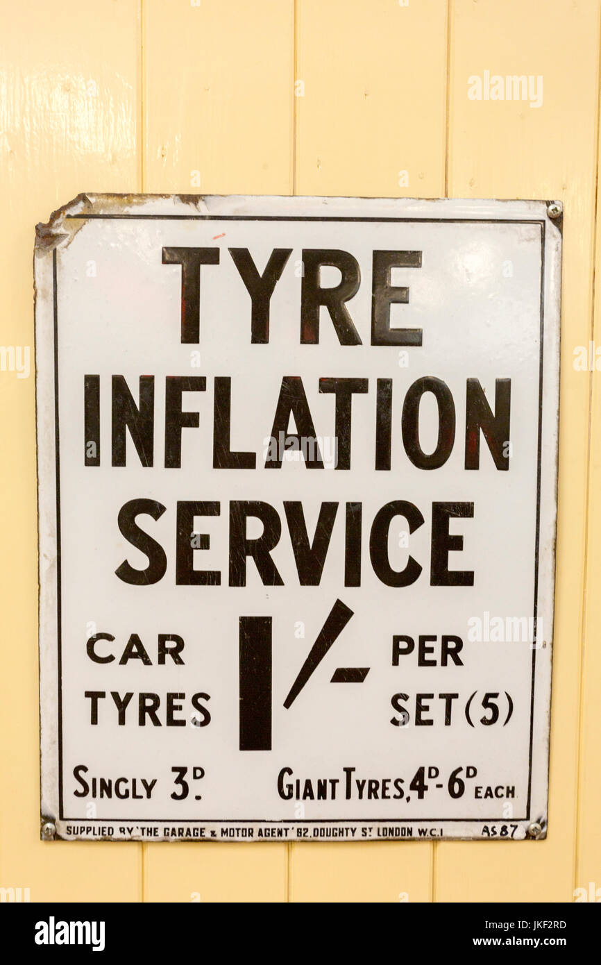 Smalto Vinatge motoring firmare da un'epoca passata in Haynes International Motor Museum, Sparkford, Somerset, Inghilterra, Regno Unito Foto Stock