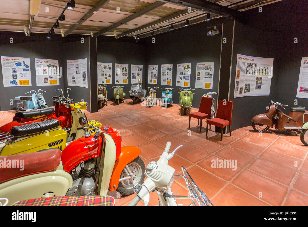 Un display di vintage British scooters in Haynes International Motor Museum, Sparkford, Somerset, Inghilterra, Regno Unito Foto Stock