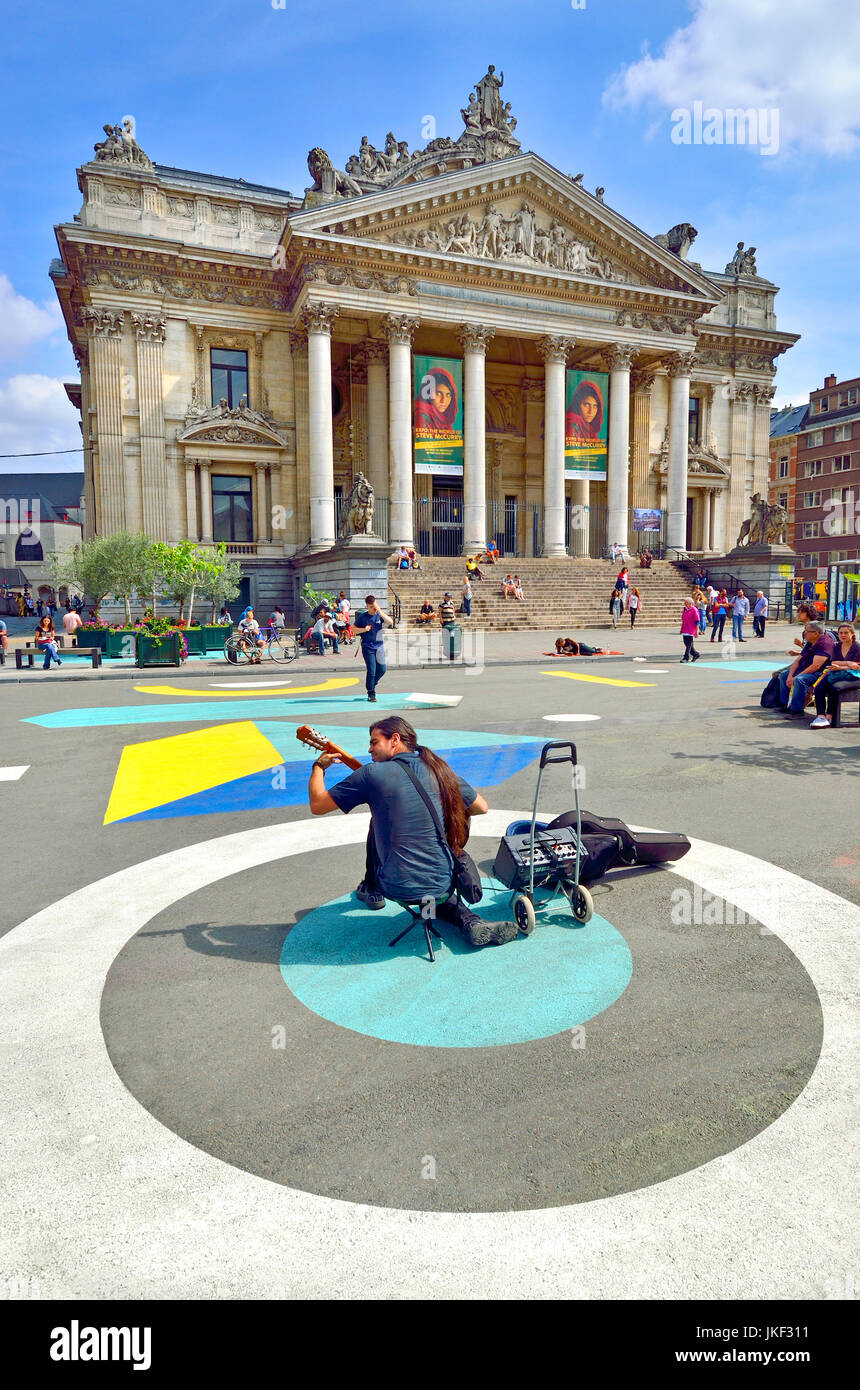 Bruxelles, Belgio. La zona pedonale di Place de la Bourse. Musicista di strada chitarrista Foto Stock