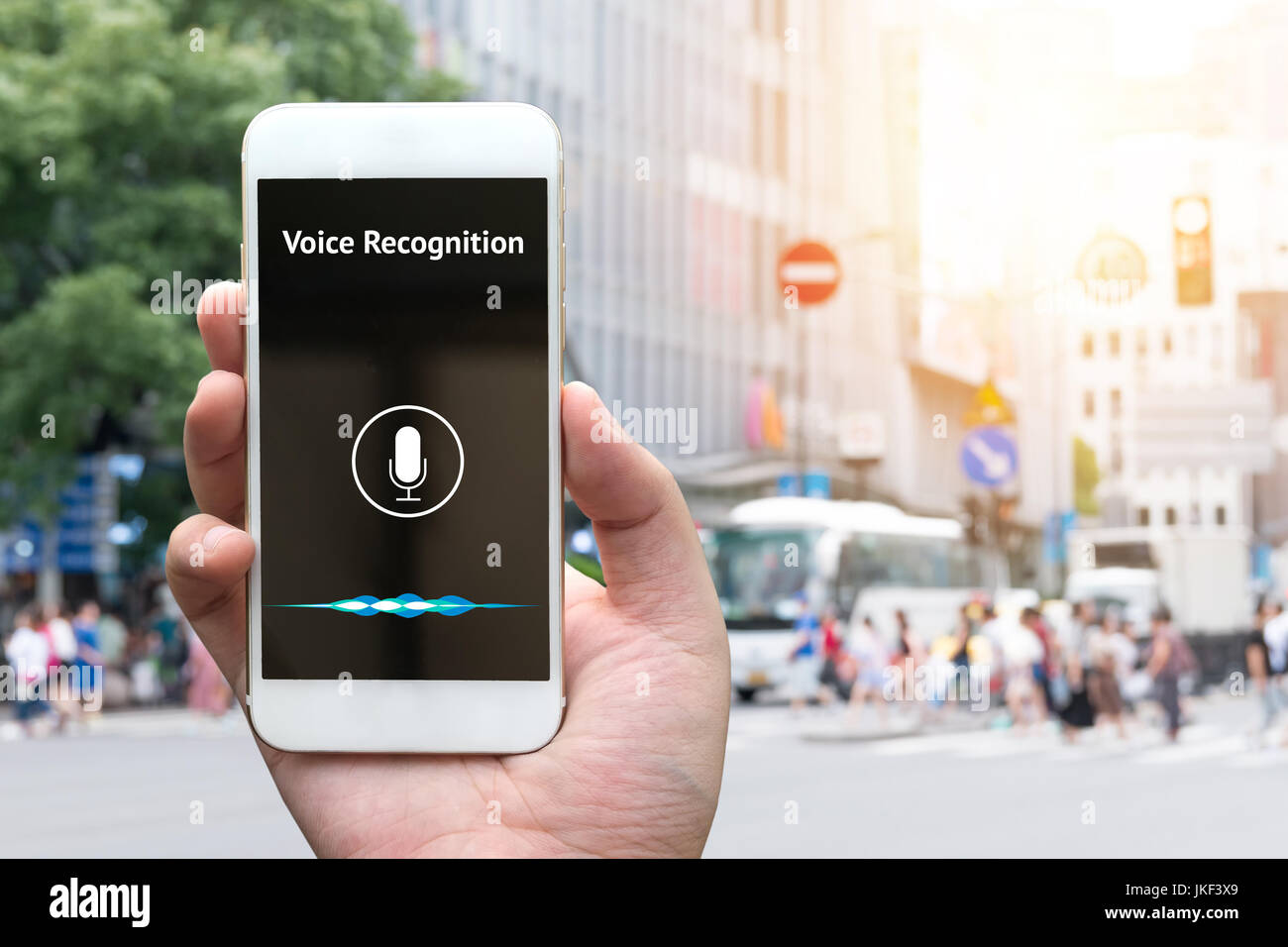 Il riconoscimento vocale , discorso di rilevare e profondo concetto di apprendimento. Applicazione sul telefono cellulare schermo con sfocatura sullo sfondo della città. Foto Stock