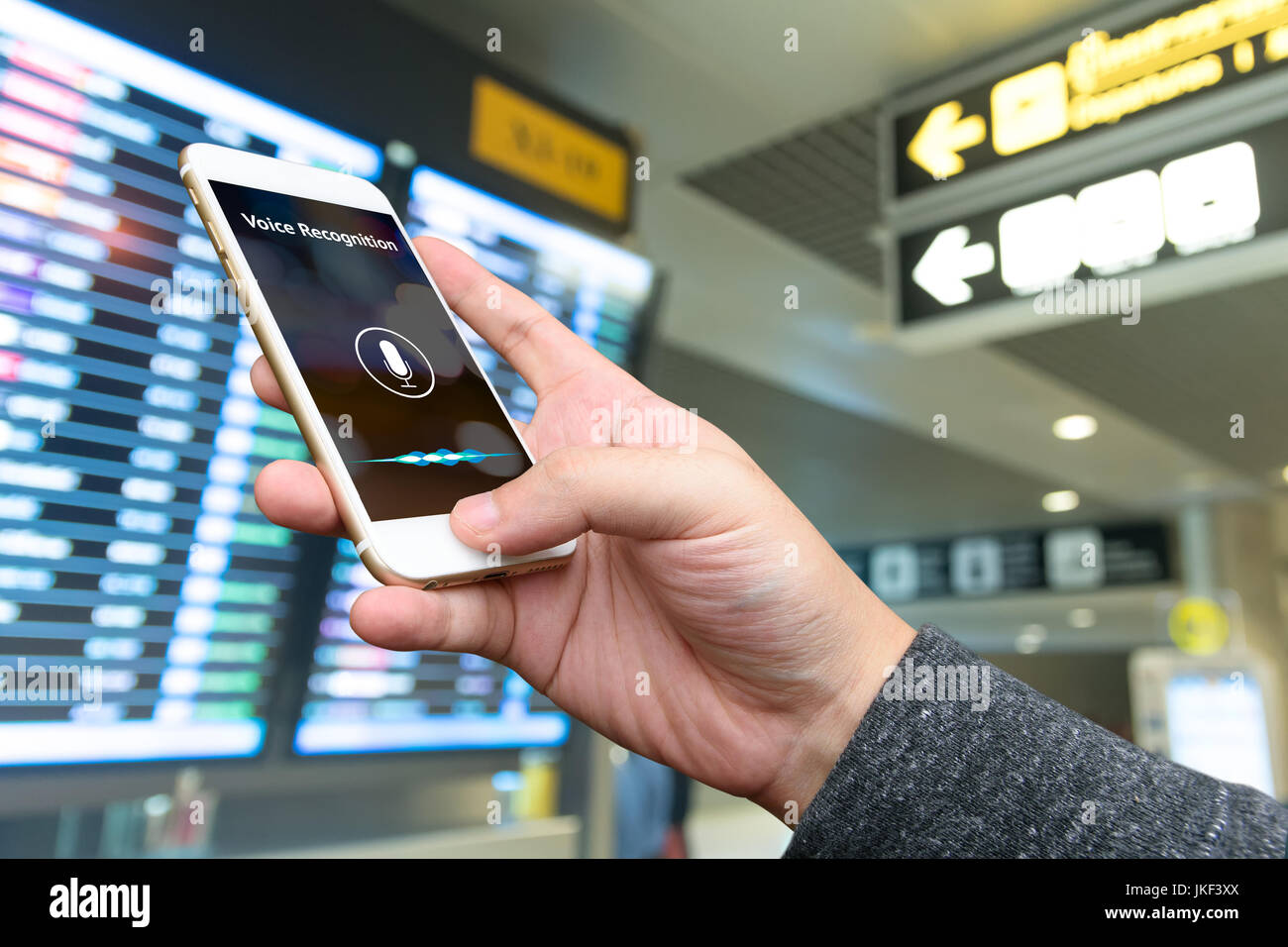 Il riconoscimento vocale , discorso di rilevare e profondo concetto di apprendimento. Applicazione sul telefono cellulare schermo in aeroporto la sfocatura dello sfondo. Foto Stock