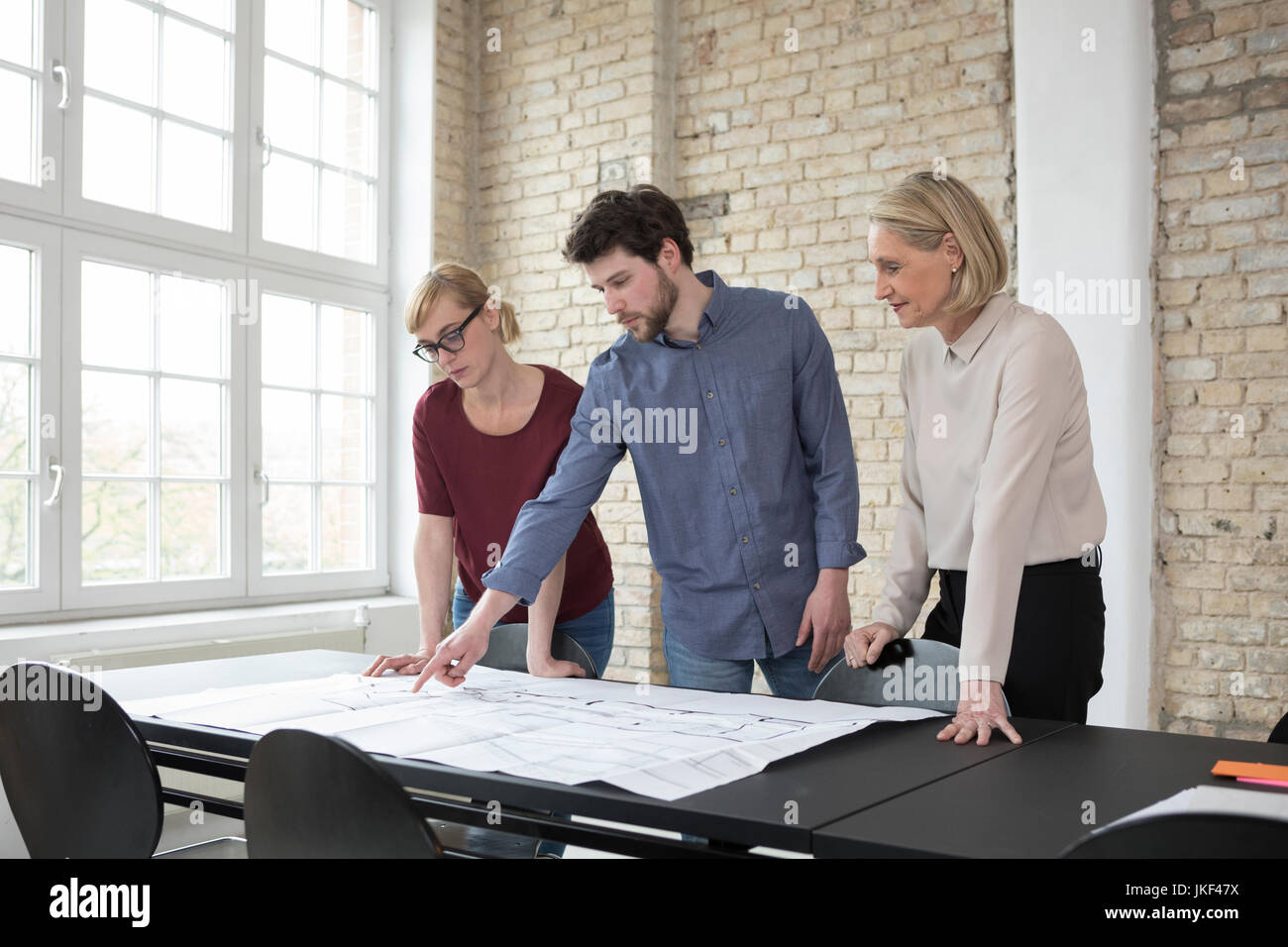 Imprenditrice maturo di lavorare con colleghi più giovani in office Foto Stock