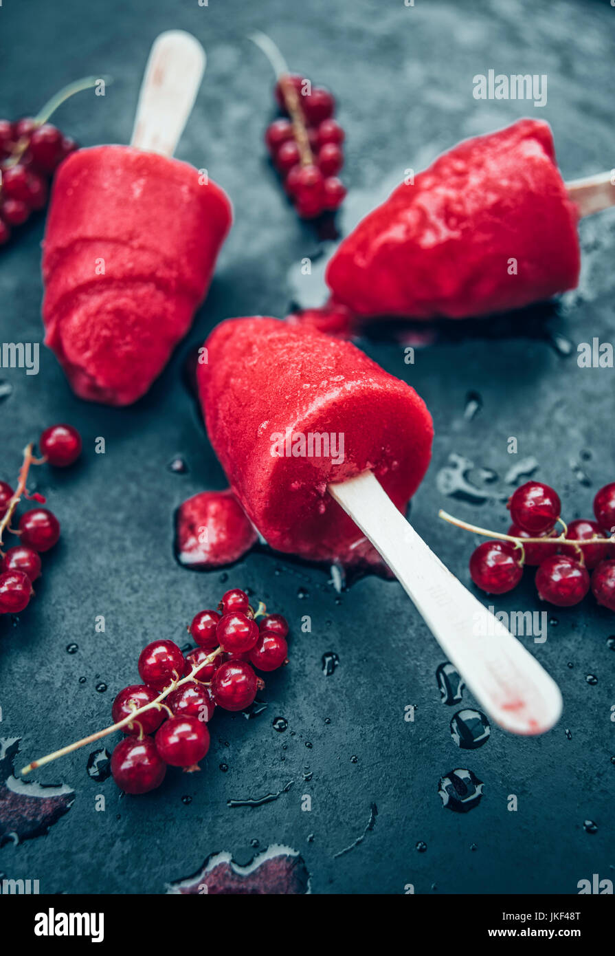 In casa popsicles di ribes nero Foto Stock