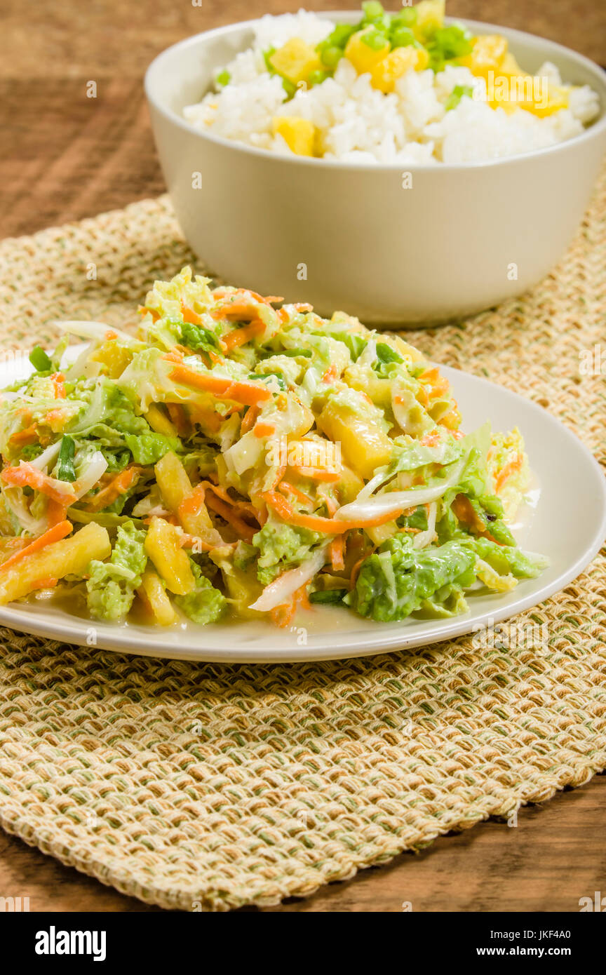 Fresh ciotola di riso con ananas e lo scalogno con un orientale insalata di pollo Foto Stock